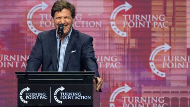 La « fessée » de Tucker Carlson fait bondir le camp démocrate et les réseaux sociaux